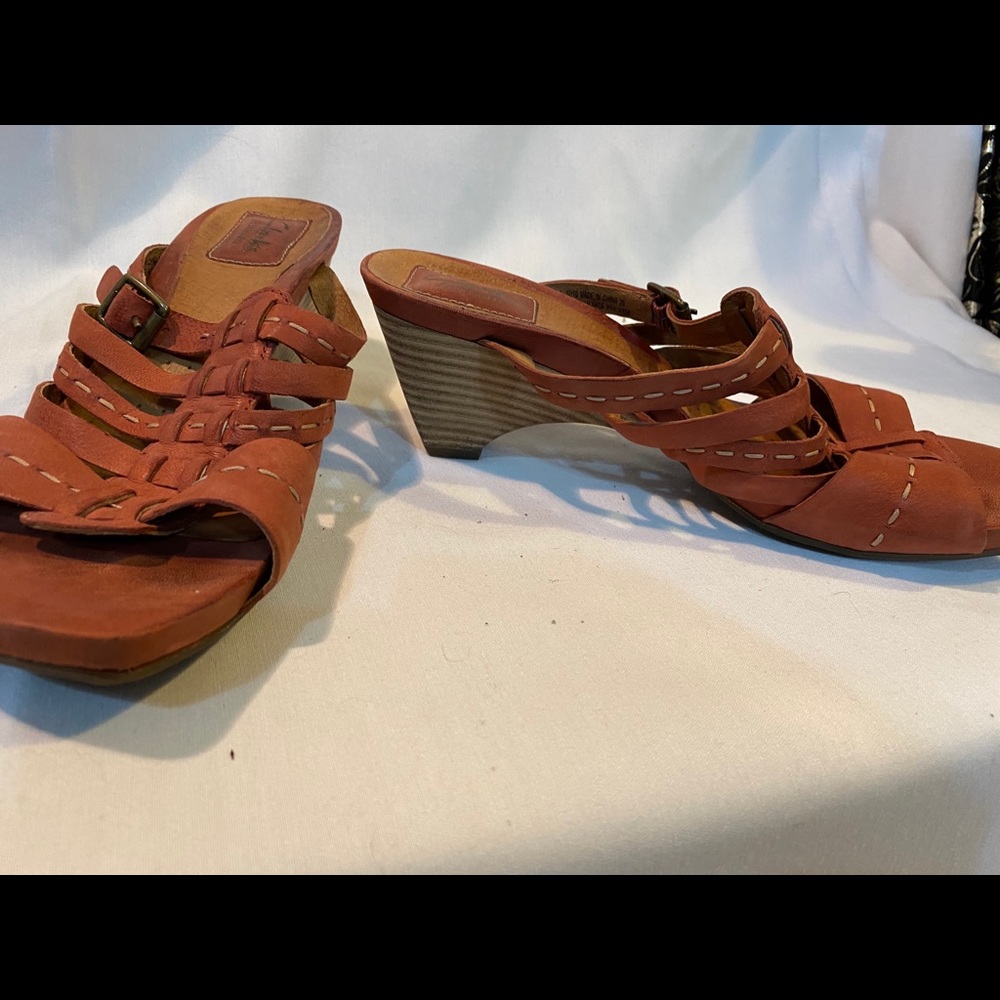 Clark’s Artesian Reddish sandal